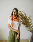 Foulard indien couleur rouille sur une femme