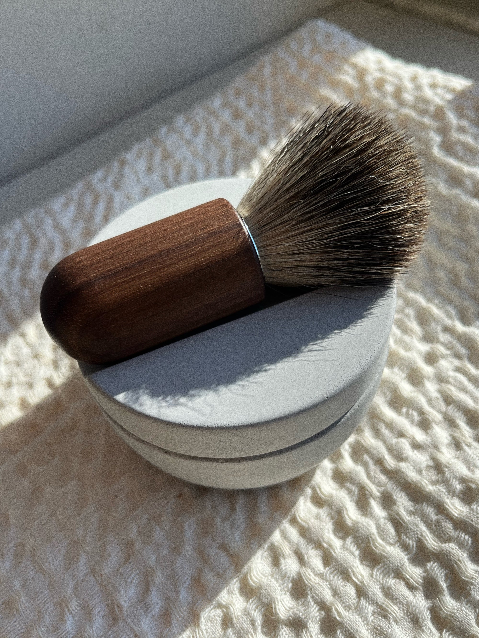 Blaireau en bois de Noyer et poils de Blaireau - Iris Hantverk