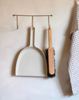 Set pelle beige et balayette en crin de Cheval et bois de Hêtre - Iris Hantverk