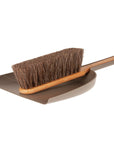 Set pelle umber et balayette en crin de Cheval et bois de Hêtre huilé - Iris Hantverk