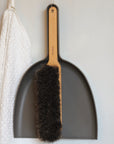 Set pelle umber et balayette en crin de Cheval et bois de Hêtre huilé - Iris Hantverk