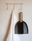 Set pelle umber et balayette en crin de Cheval et bois de Hêtre huilé - Iris Hantverk