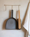 Set pelle umber et balayette en crin de Cheval et bois de Hêtre huilé - Iris Hantverk