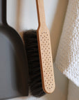 Set pelle umber et balayette en crin de Cheval et bois de Hêtre huilé - Iris Hantverk