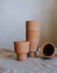 Pot sur pied en terre cuite