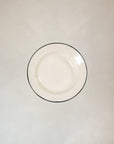 Assiette en émail beige