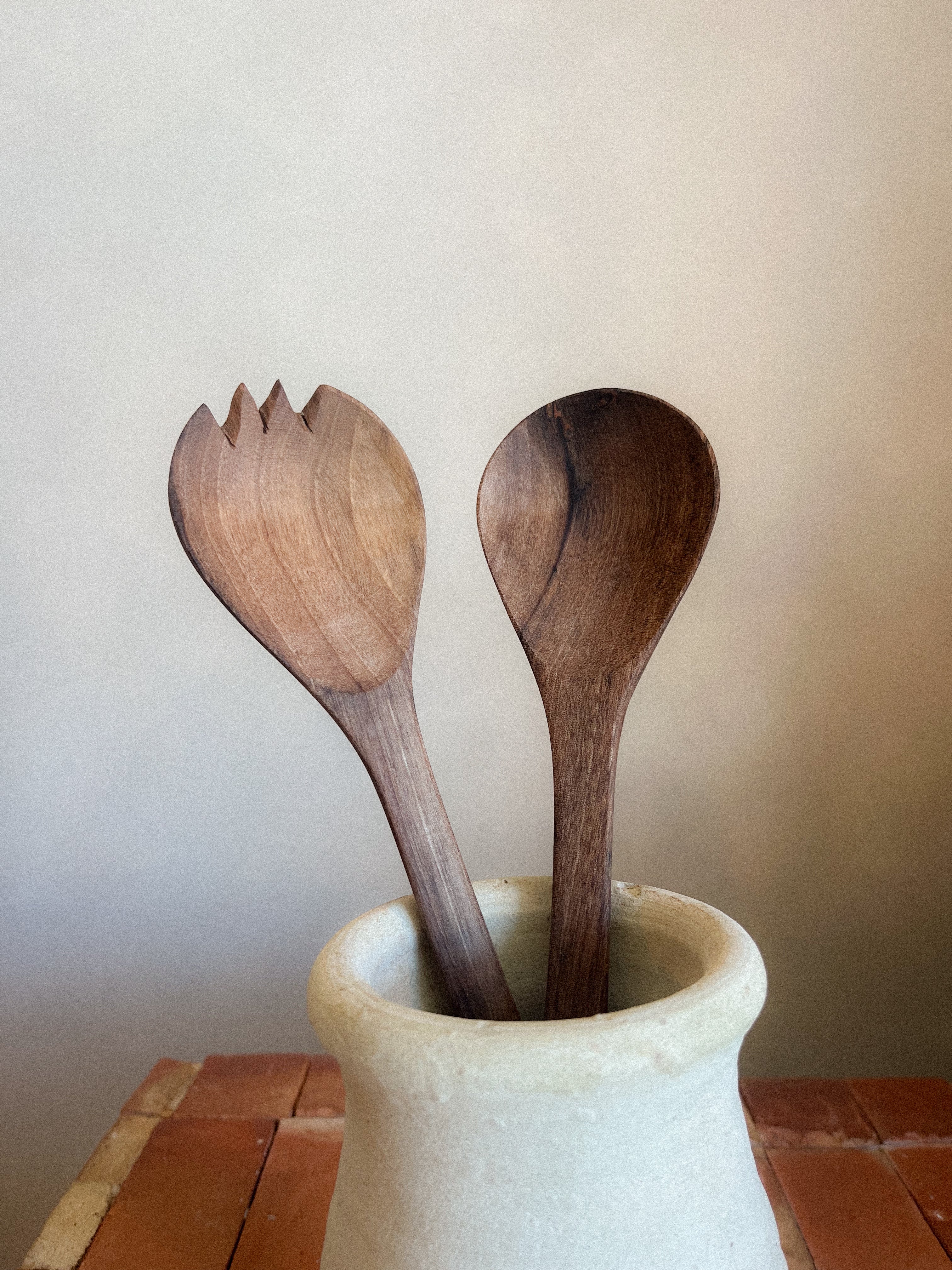 Couverts à salade artisanaux en bois de noyer élégance