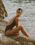 Maillot de bain noir une pièce dos nus