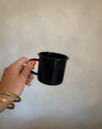 Tasse en émail noir