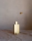 Vase carré en métal doré