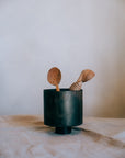 Pot en métal sur pied