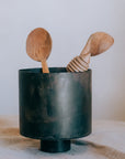 Pot en métal sur pied