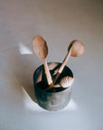 Pot en métal sur pied