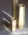 Vase en tube hexagonal en métal doré