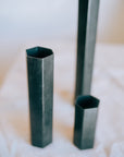 Vase en tube hexagonal en métal noir