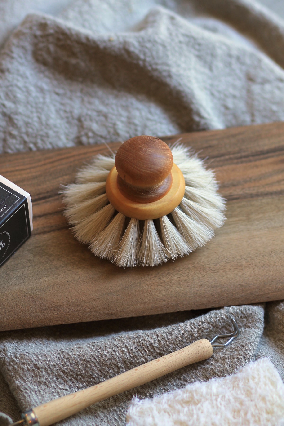 Brosse_Vaisselle_ronde_en_crin_de_Cheval_et_Bouleau_huile_-_Iris_Hantverk_maison_farigoulette