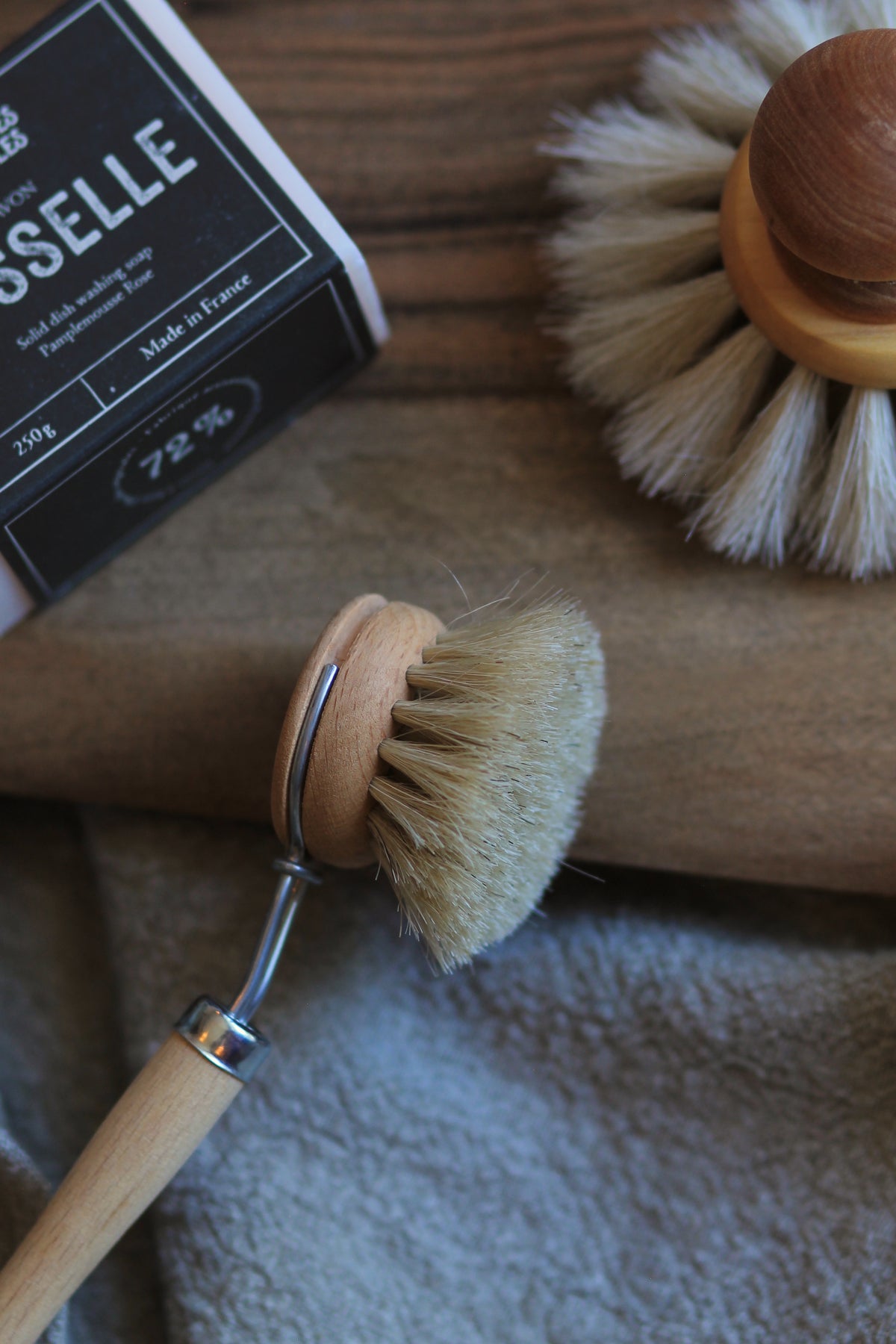 Brosse à vaisselle du quotidien – Fibre de tampico &amp; manche en bouleau huilé