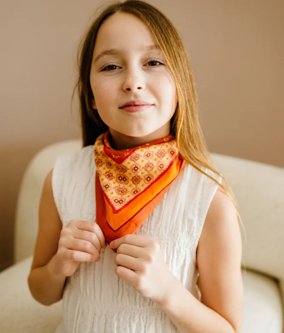 foulard indien rouille sur jeune fille
