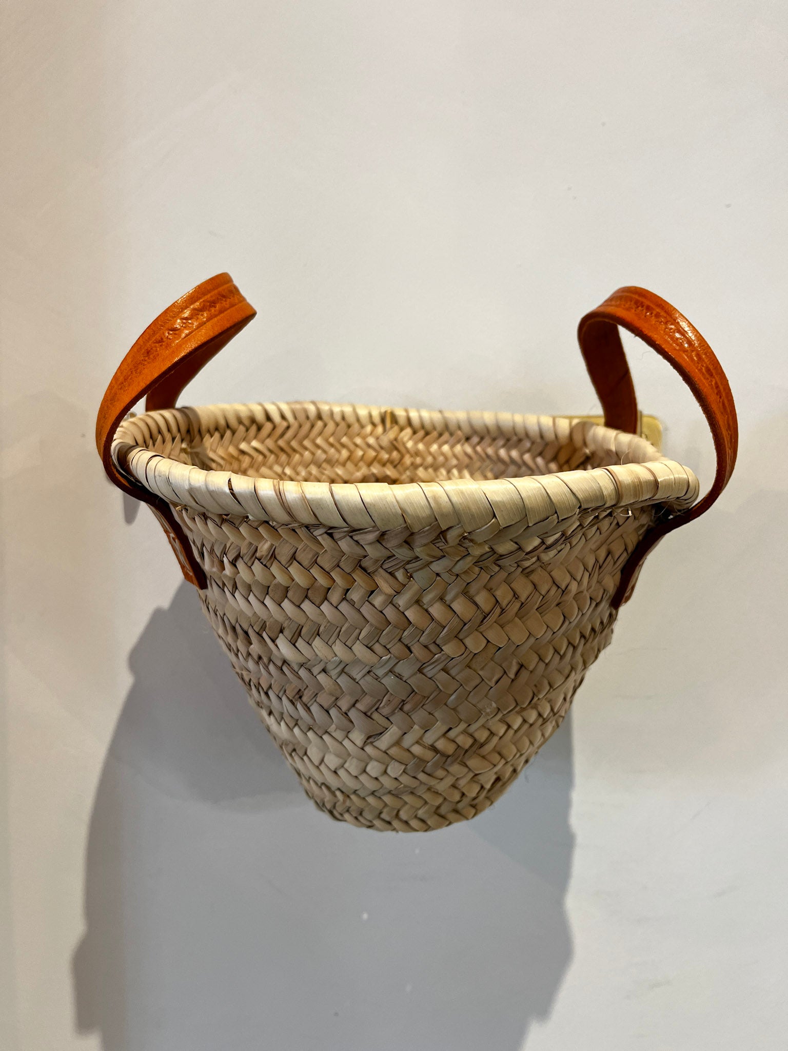 Petit panier artisanal en osier – Anses en cuir camel