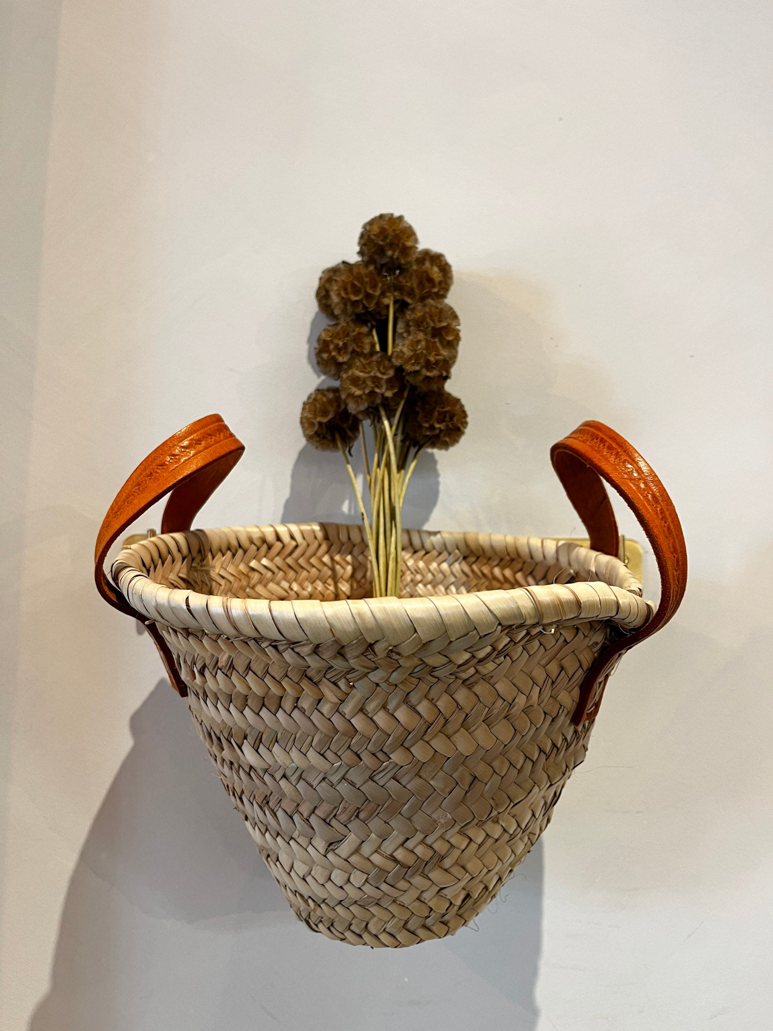 Petit panier artisanal en osier – Anses en cuir camel