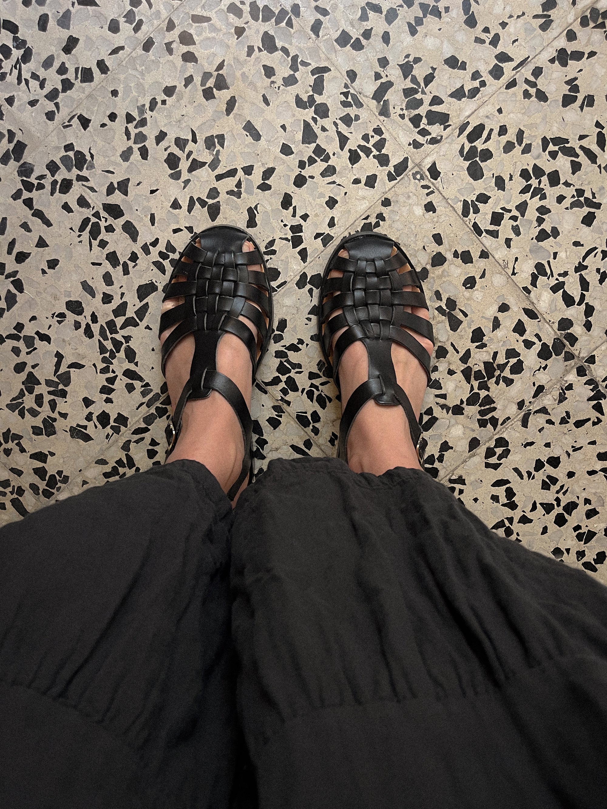 Sandales_Sunville_en_cuir_noir_mat_-_Meduse_x_Maison_Farigoulette
