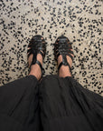 Sandales_Sunville_en_cuir_noir_mat_-_Meduse_x_Maison_Farigoulette