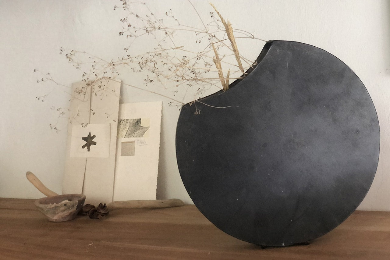 Vase lune en métal noir