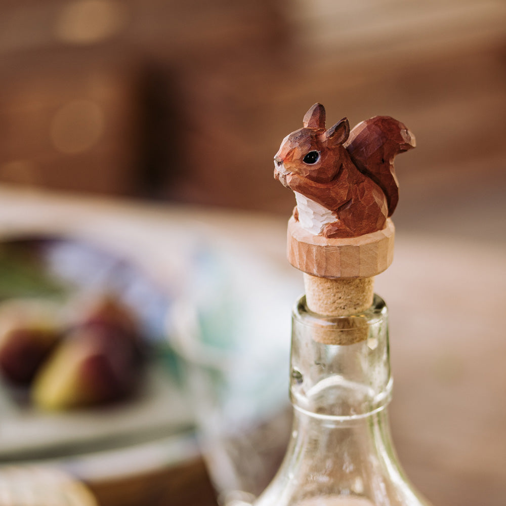 Bouchon de bouteille en bois sculpté à la main – Écureuil (Copie)