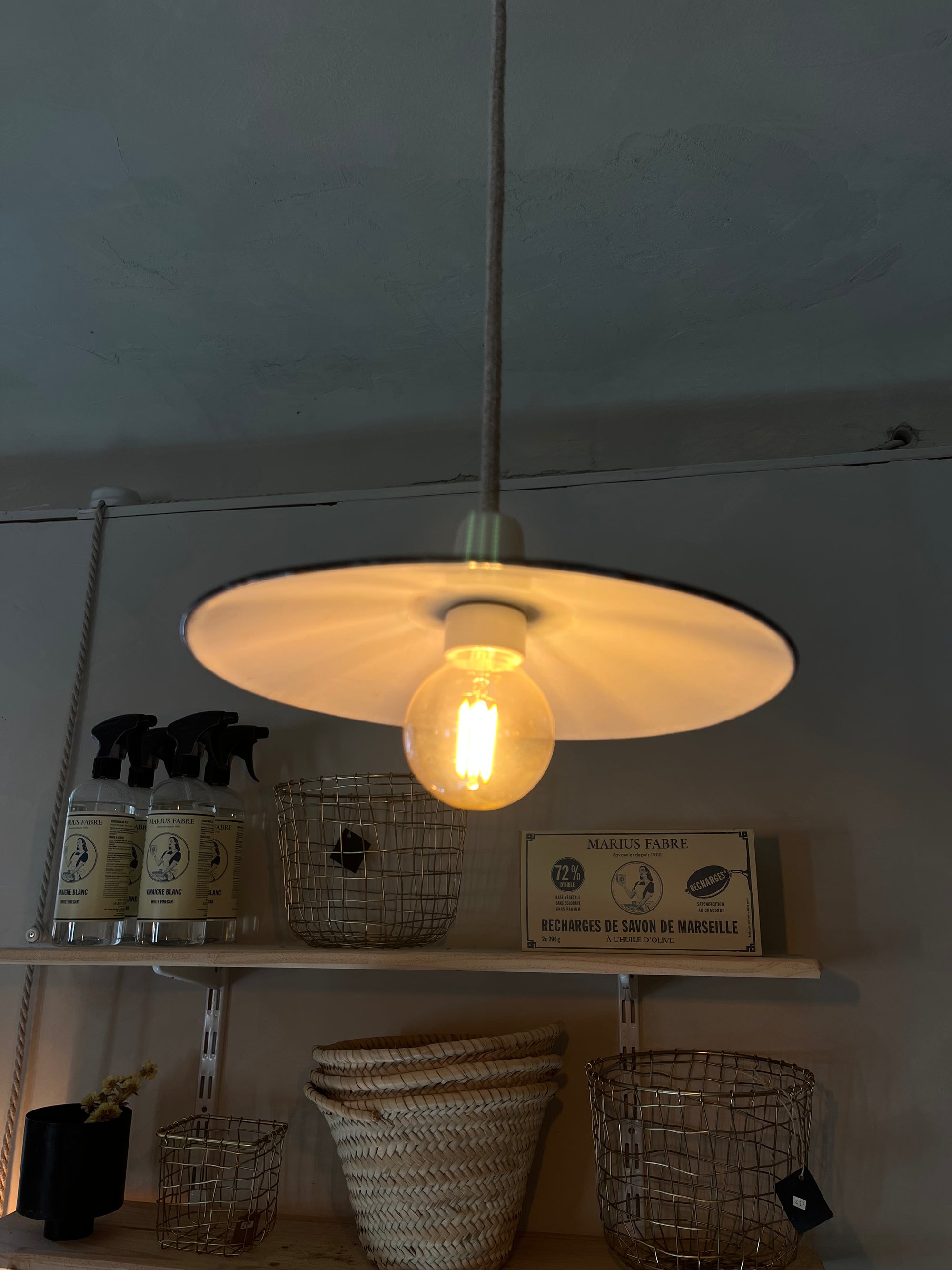 suspension ancienne en tole emaillee vert