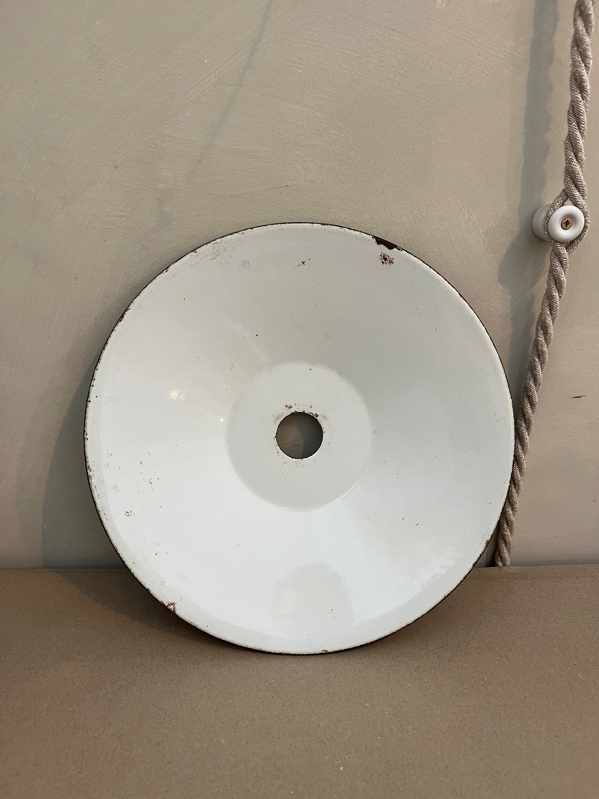 suspension ancienne en tole emaillee vert