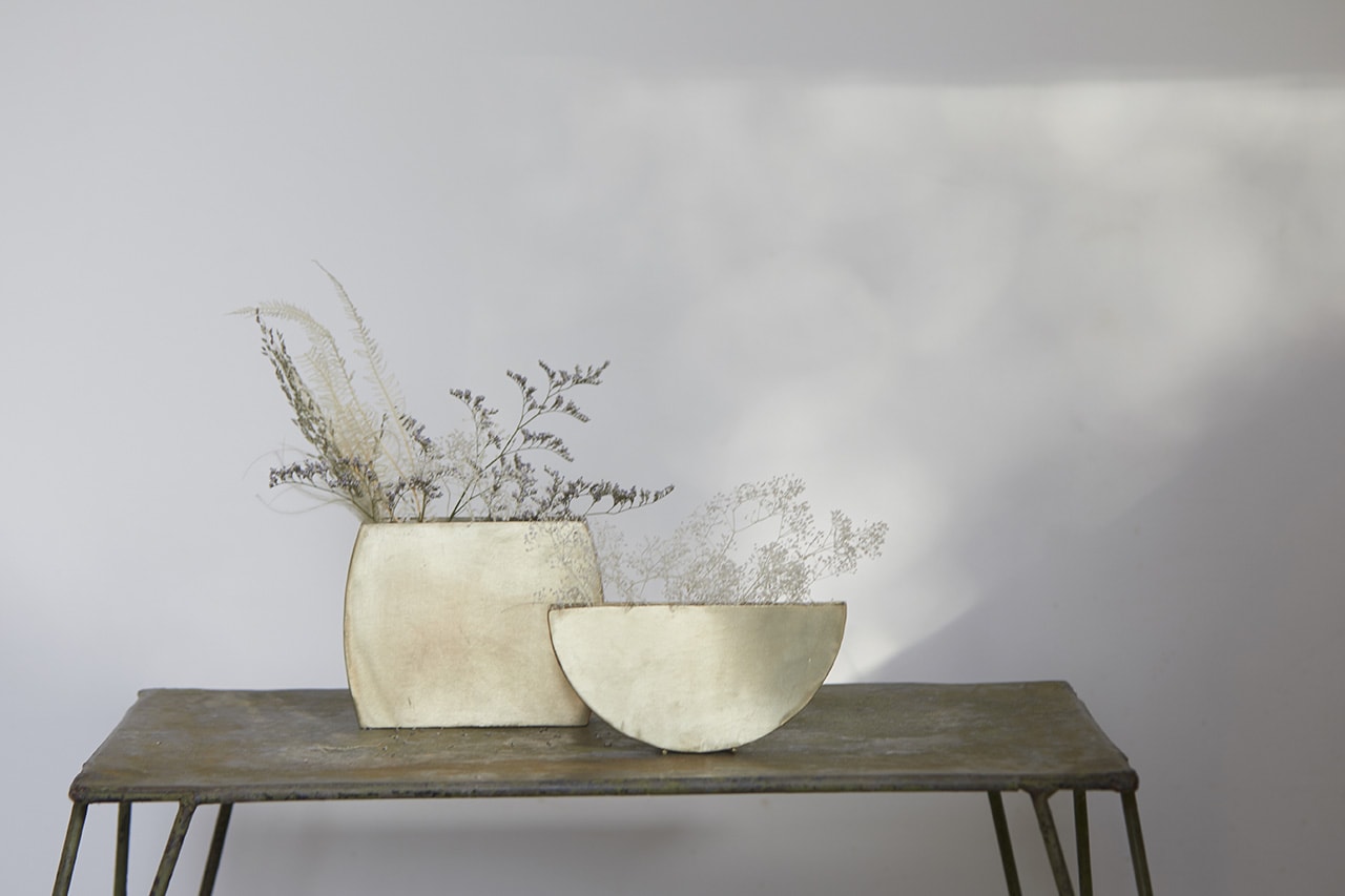 vase demi lune en metal dore maison farigoulette